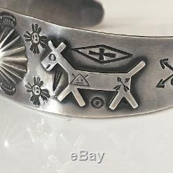 Bracelet De Lingots D'argent Navajo Vintage Des Années 1930 Fred Harvey Repousse Chiens Sun Arrows
