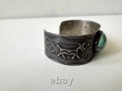 Bracelet Navajo en argent sterling et turquoise de Fred Harvey avec poinçon de chien et tourbillons des années 1930