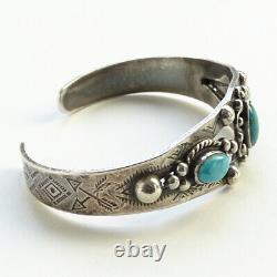 Bracelet Vintage Navajo de l'ère Fred Harvey avec incrustation de turquoise et estampillage en argent.