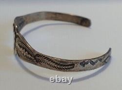 Bracelet de poignet minuscule en argent navajo de Fred Harvey avec une pointe de flèche vintage