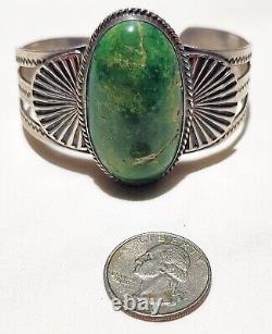 Bracelet en argent de monnaie de l'ère Fred Harvey avec poinçonnage navajo et gros cabochon de turquoise de Cerillos