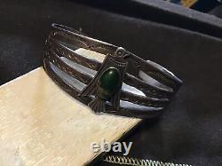 Bracelet en argent sterling Navajo de l'ère Fred Harvey : THUNDERBIRD ARROW avec pierre turquoise verte.