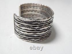 Bracelet large en argent sterling avec poinçons à la main de Fred Harvey, indien Navajo vintage