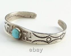 Bracelet manchette Navajo de l'ère Vintage Fred Harvey avec des tourbillons de logs en turquoise pour poignets fins