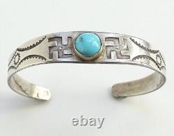 Bracelet manchette Navajo de l'ère Vintage Fred Harvey avec des tourbillons de logs en turquoise pour poignets fins