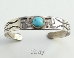 Bracelet manchette Navajo de l'ère Vintage Fred Harvey avec des tourbillons de logs en turquoise pour poignets fins