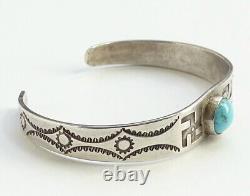 Bracelet manchette Navajo de l'ère Vintage Fred Harvey avec des tourbillons en turquoise pour petit poignet