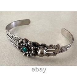 Bracelet manchette Navajo en argent sterling plaqué argent de l'époque de Fred Harvey avec turquoise verte