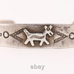 Bracelet manchette en argent sterling Early Fred Harvey avec chevaux, chiens, tourbillons et flèches