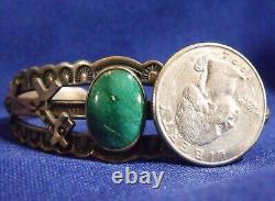 Bracelet manchette en argent sterling Fred Harvey avec des chevaux appliqués et de la turquoise verte