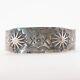 Bracelet Manchette En Argent Sterling Fred Harvey Avec Larges Estampes D'arcs Et De Reliefs De 6,75 Pouces