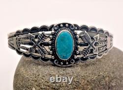 Bracelet manchette en argent sterling Navajo de l'époque Fred Harvey avec flèches croisées en turquoise