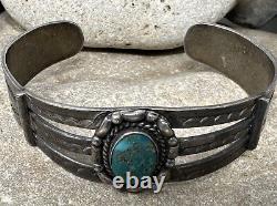 Bracelet manchette en argent sterling Navajo de l'ère Fred Harvey avec turquoise bleue et verte