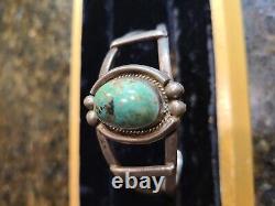 Bracelet manchette en argent sterling Navajo des années 1940 avec turquoise verte de l'époque Fred Harvey