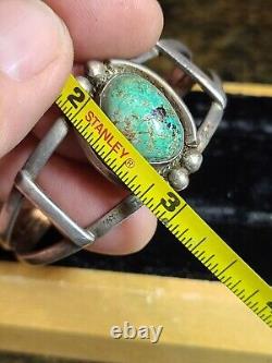 Bracelet manchette en argent sterling Navajo des années 1940 avec turquoise verte de l'époque Fred Harvey