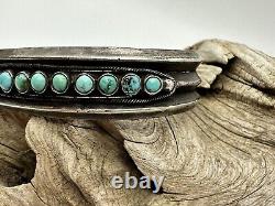 Bracelet manchette en argent sterling amérindien de l'époque Fred Harvey avec rangée de turquoise antique
