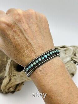 Bracelet manchette en argent sterling amérindien de l'époque Fred Harvey avec rangée de turquoise antique