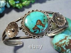 Bracelet manchette en argent sterling avec des fleurs en turquoise Royston naturelle des années 1970 Navajo