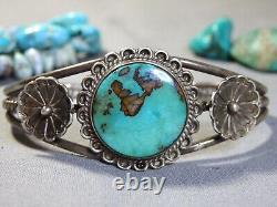 Bracelet manchette en argent sterling avec des fleurs en turquoise Royston naturelle des années 1970 Navajo