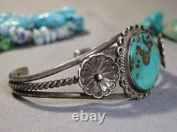 Bracelet manchette en argent sterling avec des fleurs en turquoise Royston naturelle des années 1970 Navajo