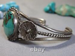 Bracelet manchette en argent sterling avec des fleurs en turquoise Royston naturelle des années 1970 Navajo