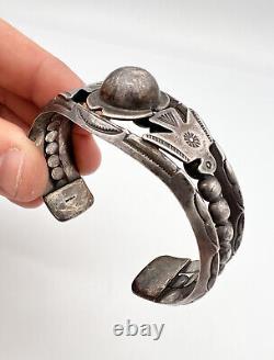 Bracelet manchette en argent sterling de l'époque Fred Harvey des premiers Navajos, estampillé Thunderbird.