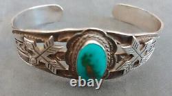 Bracelet manchette en argent sterling de l'ère Fred Harvey avec flèches en turquoise amérindienne Navajo