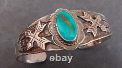 Bracelet manchette en argent sterling de l'ère Fred Harvey avec flèches en turquoise amérindienne Navajo