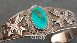 Bracelet manchette en argent sterling de l'ère Fred Harvey avec flèches en turquoise amérindienne Navajo