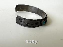 Bracelet manchette en argent sterling et turquoise Navajo Fred Harvey des années 1930 avec des motifs estampillés de rondins tourbillonnants