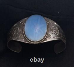 Bracelet manchette vintage en argent Fred Harvey avec pierre en verre bleu étoilé estampillée