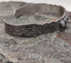 Bracelet vintage en argent monnayé en forme de dôme de l'époque Fred Harvey Native American IH