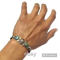 Ère Fred Harvey bracelet en argent sterling Navajo avec turquoise de Cerrillos et outils à la main