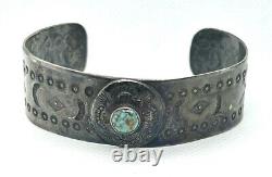 Ère de Fred Harvey Bracelet manchette en argent sterling et turquoise Navajo estampillé flèches