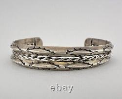 Ère précoce de Fred Harvey, bracelet manchette en argent sterling navajo cariné et tordu