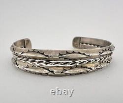 Ère précoce de Fred Harvey, bracelet manchette en argent sterling navajo cariné et tordu