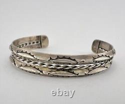 Ère précoce de Fred Harvey, bracelet manchette en argent sterling navajo cariné et tordu