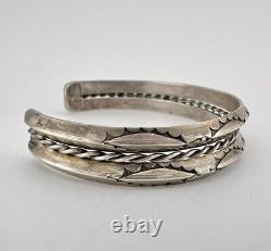 Ère précoce de Fred Harvey, bracelet manchette en argent sterling navajo cariné et tordu