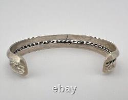 Ère précoce de Fred Harvey, bracelet manchette en argent sterling navajo cariné et tordu