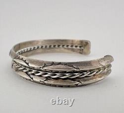 Ère précoce de Fred Harvey, bracelet manchette en argent sterling navajo cariné et tordu