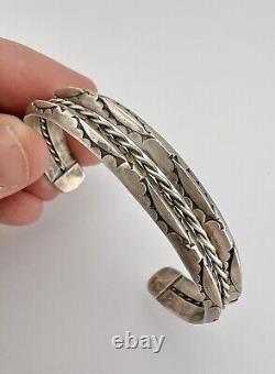 Ère précoce de Fred Harvey, bracelet manchette en argent sterling navajo cariné et tordu