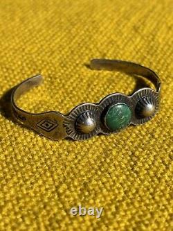 L'ancien bracelet en argent sterling avec turquoise et oiseau-tonnerre Navajo de l'époque de Fred Harvey