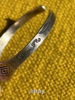 L'ancien bracelet en argent sterling avec turquoise et oiseau-tonnerre Navajo de l'époque de Fred Harvey
