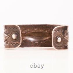 Large bracelet en argent sterling de l'époque Harvey Old Pawn avec des détails en relief et un poinçon en forme de flèche, taille 6,5.