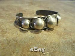 Old Fred Harvey Era Navajo Sterling Silver Dome Row Bracelet Avec Bugs & Plumes