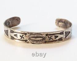 Petit bracelet manchette Navajo en argent sterling de l'ère Fred Harvey, avec des motifs de rondins tourbillonnants, estampillé 5 7/8.