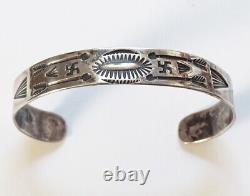Petit bracelet manchette Navajo en argent sterling de l'ère Fred Harvey, avec des motifs de rondins tourbillonnants, estampillé 5 7/8.