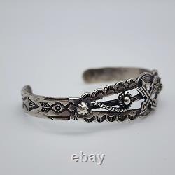 VTG Fred Harvey Navajo Bracelet en argent sterling estampé à croix croisées 4.9