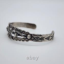 VTG Fred Harvey Navajo Bracelet en argent sterling estampé à croix croisées 4.9